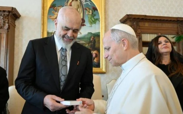 Edi Rama נפגש עם האפיפיור לאון הארבעה