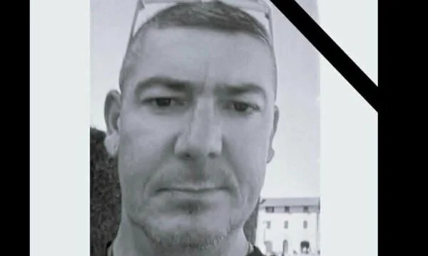 Kosovski običaji naznanjajo, da je Enis Thaqi umrl.