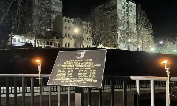 Plameni ob 26. obletnici pokola 3.-4. februarja 2000 v Mitrovici