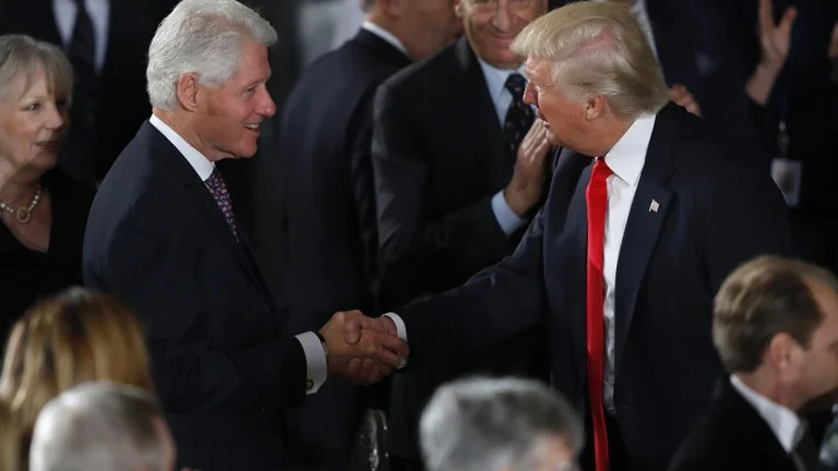 Družina Clinton je rekla, da so pripravljeni pričati za Epsteinov primer, reagira Trump.