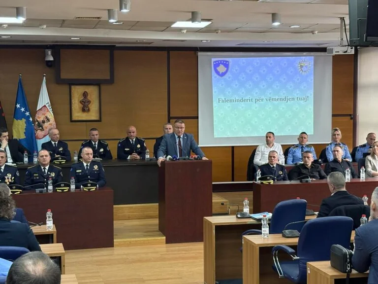 Droge in napake na Kosovu, Hoxha s pozivi za njihov boj