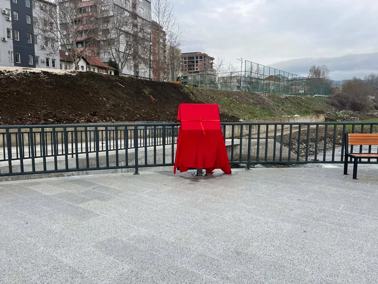 Mitrovica의 공포 밤 희생자를 위한 테이블 세트