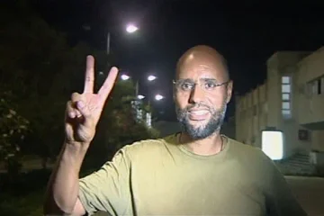 ガダフィの息子は裏庭の暗殺の間に殺されます
