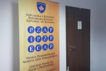 Lista Serbe është dënuar me dy mijë euro nga Paneli Zgjedhor për Ankesa dhe Parashtresa (PZAP). Ky subjekt politik është konstatuar se ka shkelur Kodin e Mirësjelljes për subjektet politike.   “PRANOHET e bazuar ankesa e subjektit politik Za Slobodu Pravdu i Opstanak, me seli në Graçanicë, ZP/Anr.15/2026, e datës 04.06.2026, kundër Subjektit Politik Lista Serbe, me seli në Mitrovicën e Veriut, për shkak të shkeljes së Kodit të Mirësjelljes për Subjektet Politike, Mbështetësit e tyre dhe Kandidatët, gjatë fushatës zgjedhore për Zgjedhjet e Parakohshme për Kuvendin e Republikës së Kosovës të datës 7 qershor 2026”, thuhet në vendim.  Në vendim thuhet se Subjektit politik Lista Serbe, me seli në Mitrovicë të Veriut, për shkak të shkeljes së Kodit të Mirësjelljes për Subjektet Politike, Mbështetësit e tyre dhe Kandidatët, i shqiptohet dënim me gjobë në lartësi prej 2,000.00 (dy mijë) euro.  “Detyrohet Subjekti Politik Lista Serbe, me seli në Mitrovicë të Veriut, që gjobën e shqiptuar si në pikën II të dispozitivit të këtij vendimi, ta paguajë në afat prej 15 ditëve, nga dita e plotfuqishmërisë së këtij vendimi”,  thuhet në vendim.