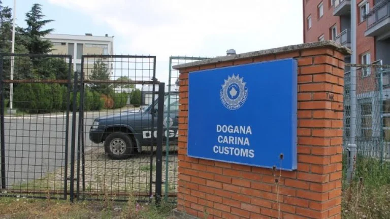 Carina zaseže orožje in strelivo na mejnem prehodu Qafe Prash