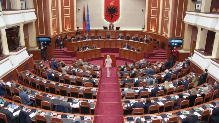 Arnavutluk: Meclis'teki gerginliklere neden olan komisyon, SP son tarihlerini belirledi