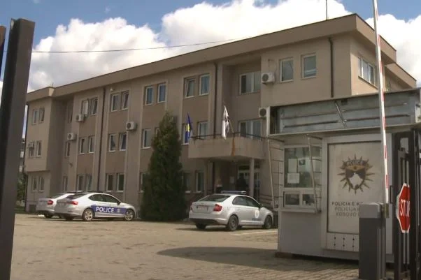 Težek incident v Gjakovi: Človek z nožem rani sebe in bratranca