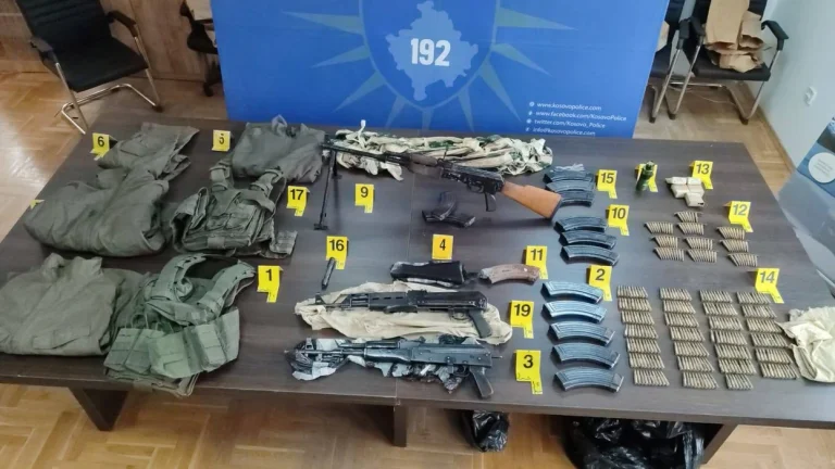 Kuzeydeki Kosova polisi yine silah, askeri vestler, mühimmat ve diğer yasadışı araçlar bulur