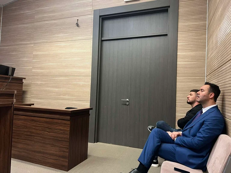 Pritožba tožbo proti Glauku Konjufci spremeni v ponovno sojenje za metanje solzivca v skupščino
