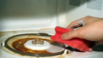 How to clean the microwave easily and naturally with just two components