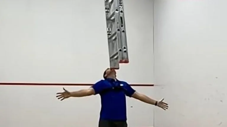 האיש מחזיק את הסולם בזקן שלו במשך 19 דקות
