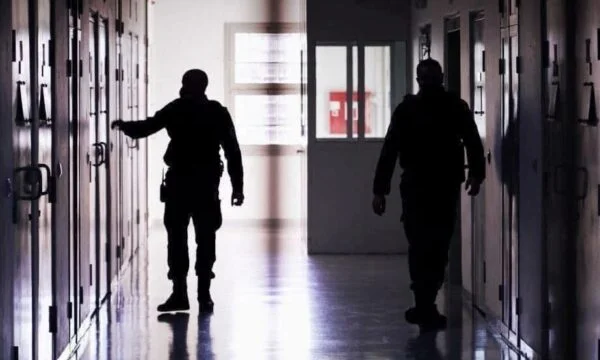 Dubrava'daki narkotikleri tanıtmak için, tutuklanıp muhafız tarafından askıya alındı.