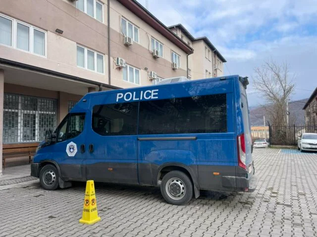 10 투표 조작은 Mitrovica 지역의 주장 오늘 법원 전에 서