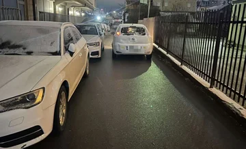 “Passing” 住民へのアピール: 通りに車を駐車しないでください。
