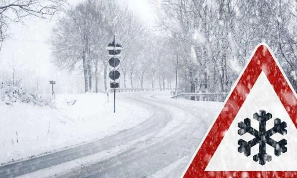 Sneg in zmrzovanje, policija kliče na prometno oskrbo