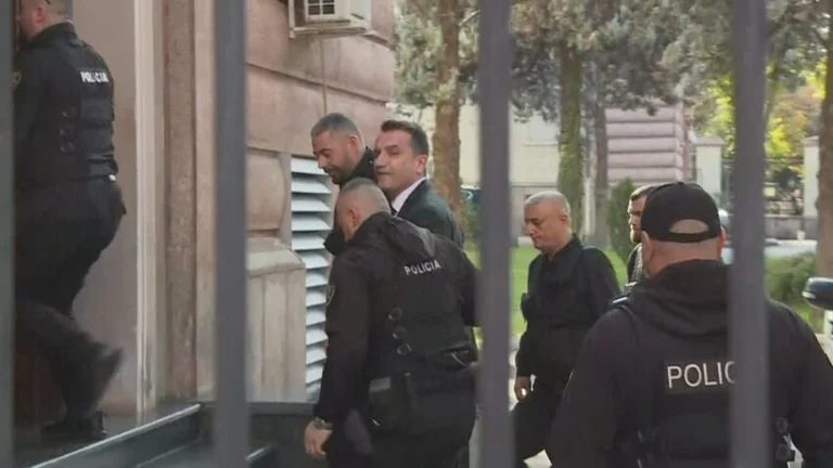 Po enem letu zapora je posebno sodišče zavrnilo Erion Veliajovo izpustitev.