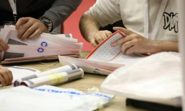 34 מנהיגי QKN הפסיקו לאחר שרואיינו למניפולציה ההצבעה באזור מיטוביקה