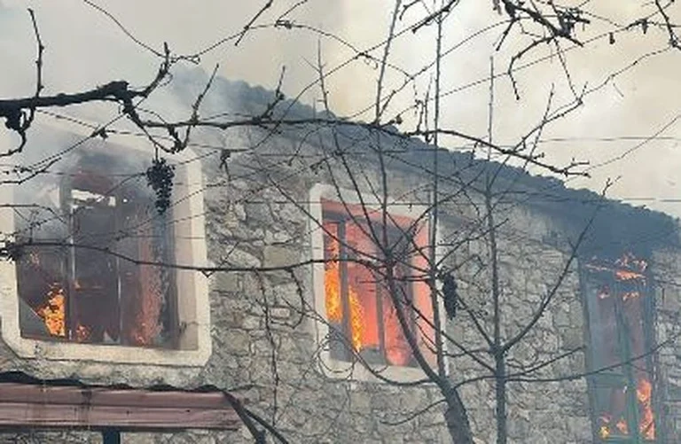 Zažgi hišo v Maliqu, sosedje rešijo družino.