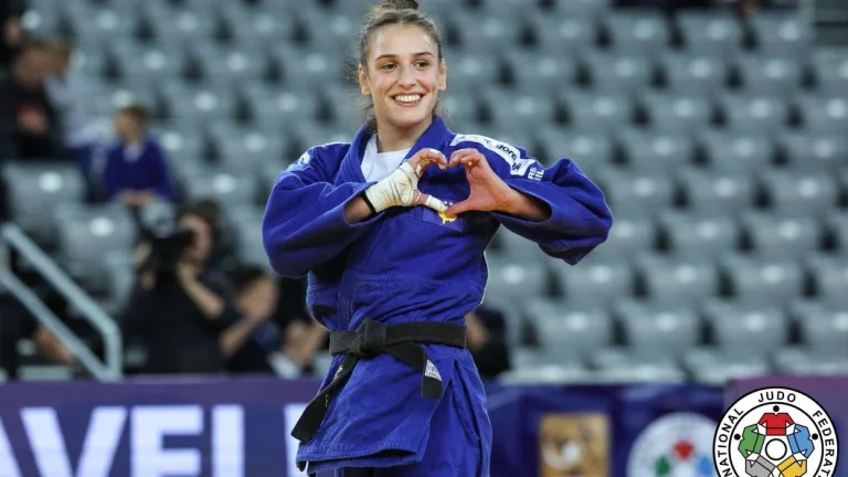 심지어 Flaka Loja adorns 청동, 소피아 Kosovo에 대한 세 메달, 불가리아