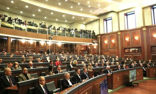 Parlamentonun anayasasından sonra acil kararlar gereklidir.