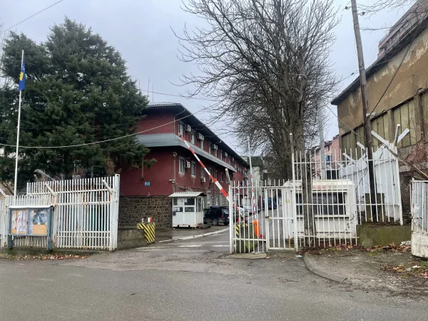 Manipulacija volivcev, več kot 20 ljudi na policijski postaji južno od Mitrovice