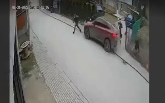 Masina loveste unii oameni din Pristina / ATENTIONAREA PACE PĂMÂNT