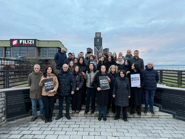 De familie van helden Zahir Pajaziti, Hakif Zamenu van Edmond Hoxha ter ondersteuning van de “Justice, niet politiek” op 17 februari
