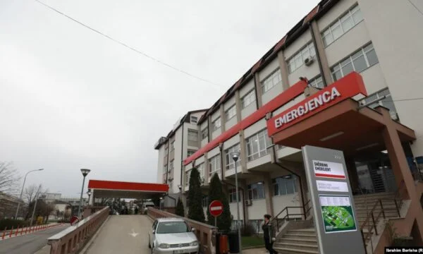 Bil träffar 7-åriga Podujevo, behandlad på QKUK