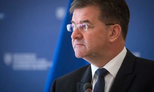 Lajcak odstopi po tem, ko se Epsteinovo ime pojavi v Epsteinovi datoteki