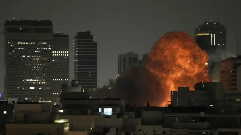 Kraftfulla explosioner skakar Iran