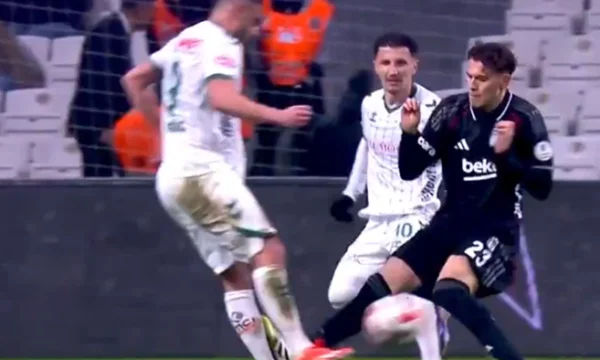 Incredibil, Christian Aslan este pedepsit cu cartela roşie la 6 minute după Inchiziţie.
