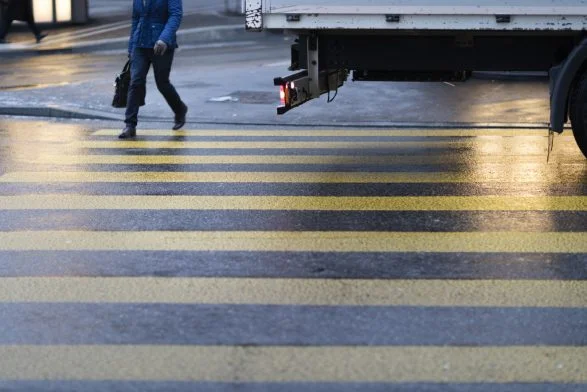 Auto raakt een lakei in Pristina, politie claim
