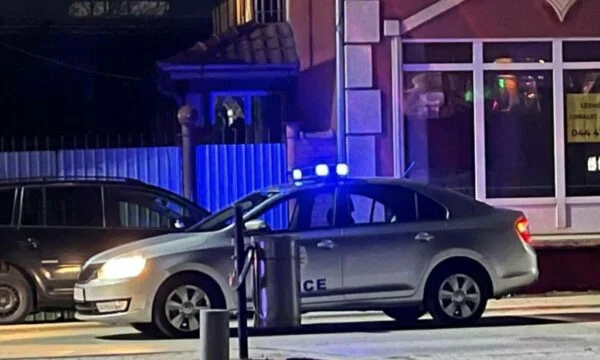 Ongeluk tussen een motorfiets auto in Pristina, gewond één