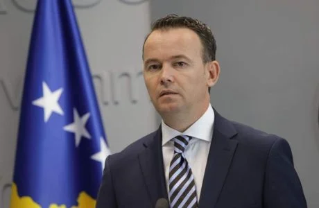 Efter några timmar avslutar Faton Pecis intervju med särskilda åklagare