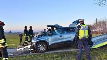 イタリア:車がトラックで衝突し、2若いアルバニア人が死ぬ