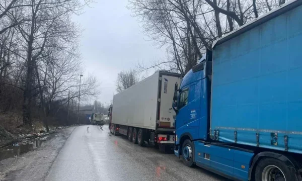 Transferurile protestează împotriva reglementării UE deschide punctele de frontieră din Kosovo - circulaţia camioanelor RMV
