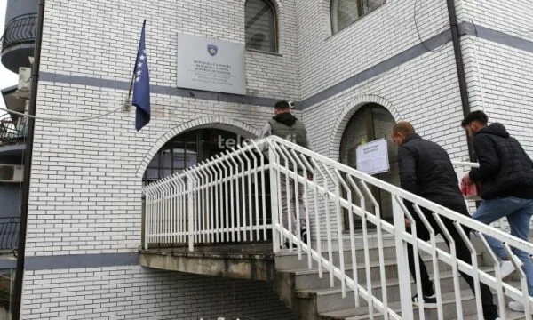 Dnes se koná zasedání Zubin Potok 's House, v pořadí dne opuštění Komunistické asociace.
