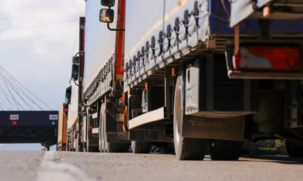 Blocada graniţelor loveşte întreprinderile kosovare, stimulează temerile privind preţurile mai mari