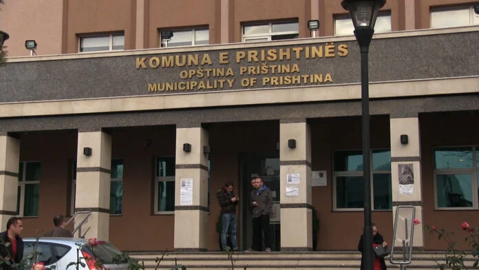 Dossier du Procureur : Trois fonctionnaires de la municipalité de Pristina soupçonnés de corruption au cours de l'appel d'offres pour l'entretien des routes d'hiver
