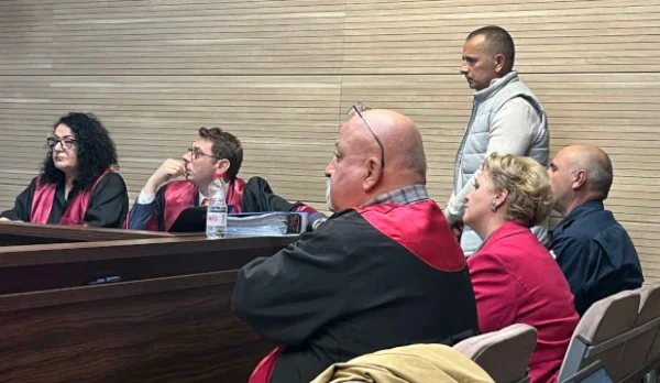Tožilstvo zahteva najvišjo kazen za Srdjana Lazovına, svobodo obrambe.
