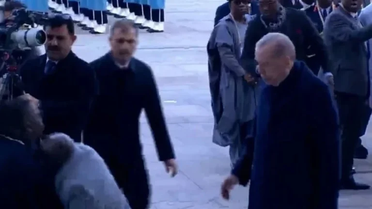 Ο πρόεδρος της Νιγηρίας καταρρέει μετά την τελετή υποδοχής στην Τουρκία