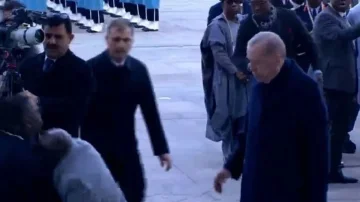 ナイジェリア大統領はトルコで歓迎された式の後、崩壊