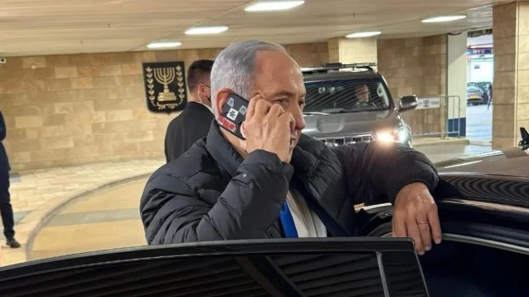 מדוע קלטה נושה במצלמות הטלפון שלו?