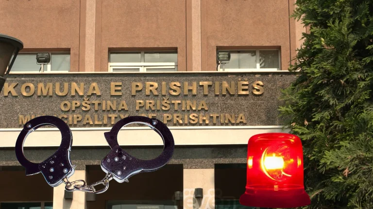 Aceştia sunt trei oficiali ai municipalităţii Pristina care au fost arestaţi pentru mită.