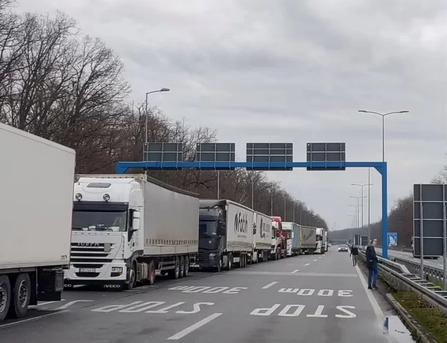 El bloqueig del transport regional continua a les fronteres amb la UE