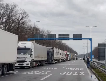 Regionalna prometna blokada se nadaljuje na mejah z EU