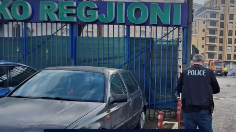 Arestând doi oameni din Prizren pentru abuz, poliţia arată ce au confiscat.