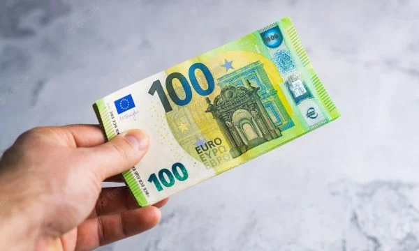 משרד האוצר עם 100 יורו הודעה לסטודנטים