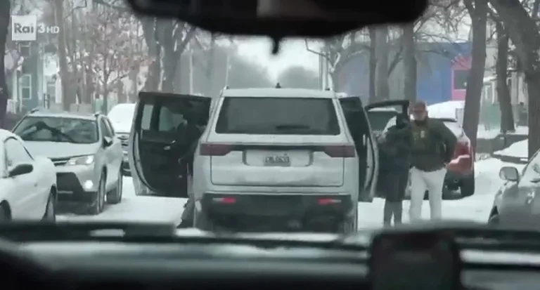 “ICE Agent는 Minneapolis의 이벤트를 촬영 한 Raj의 기자를 위협했습니다.
