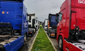 Protest prevoznikov blokira mejne točke, OEK poziva EU: Posledice so resne za kosovska podjetja, nujno posredovanje
